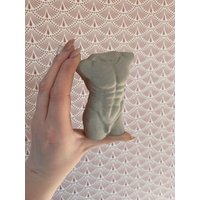 Beton Deko Dekoration Betondeko Statue Figur Mann Men Body Körper Booty von TraumRaumShop