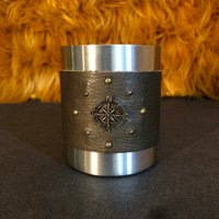 Olivgrünes Leder, Kompass Rose, Reise/Camp Karabiner Tasse, Isolierter Edelstahl von TravelingRoseDesigns