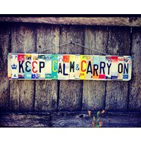 Halten Sie Ruhe Und Tragen Auf Nummernschild Zeichen, Halten Weiter, Kunst. Upcycled-Nummernschilder von TravelingSoulStudio