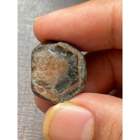 Extrem Seltener Grüner Saphir Roh Goldener Punkt Mitte Und Gold Umrisse Wunderschöne 48 Karat 21, 5x18mm Sehr Schönes Natürliches Design von TreasureCamp