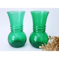2 Vintage Forest Green Vasen Anchor Hocking Vase 1960Er Jahre von TreasureCoveAlly