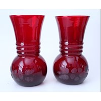 2 Vintage Royal Ruby Vasen Geätzte Charme Anchor Hocking Vase 1940Er Jahre von TreasureCoveAlly