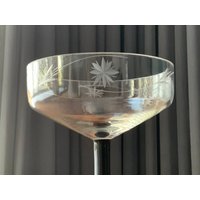 Eine Vintage Etched Klare Glasschale Für Süßigkeiten Tarberklaas Estland, Vase Obst-Sowjet Durchscheinende Vase-Glas-Servierschale Auf Dem Ständer von TreasureMarketLatvia