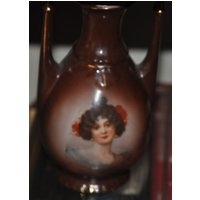 Lady Vase Vintage Zwei Umschlag Braun Mit Dunkelhaarigem Damengesicht von TreasureTimeCapsule