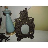 Schwerer Vintage Gusseisen Cherub Bilderrahmen von TreasureTimeCapsule