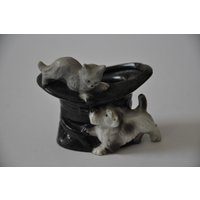 Vintage Hund Und Katze Mit Schwarzem Top Hut Überzieher Keramik Figur Made in Japan Vintage Hund Und Katze Mit Schwarzem Top Hut Überzieher Keramik Figur Made in Japan von TreasureTimeCapsule
