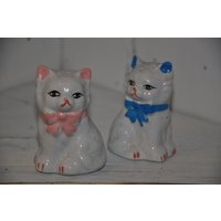 Vintage Katzen Mit Rosa Und Blauen Schleifen Salz & Pfeffer Streuer Paar von TreasureTimeCapsule