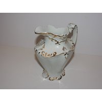 Vintage Krug Aus Weißem Und Goldenem Glas von TreasureTimeCapsule