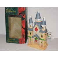 Weihnachtskollektion Weihnachten Dorflicht -Up Porzellan Kirche in Box von TreasureTimeCapsule