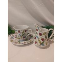 Mikasa Fine China Sahne, Tasse Und Untertasse Rot Maulbeer Design von TreasurehuntsShop