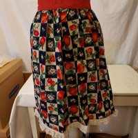 Vintage Handgemachte Schürze. Spitzenbesatz. Rote Äpfel. Apfelblüten. Krawatten von TreasuresFoundNorth