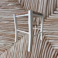 Vintage Holz Und Rattan Französisch Lackiert Weiß Tabouret Hocker 4 Beinen Stuhl Stehen Rustikale Bauernhaus Dekor Shabby Circa1980Er Jahre von TreasuresOfFrance
