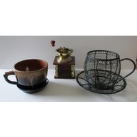 Set Von Drei Kaffee-Dekoartikeln - Übertopf, Korb Und Mühle von TreasuresWithEric