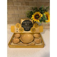 Mid Century Leckerbissen Set in Vitrine Gesalzene Nüsse Brezeln Dips Japan Poliert Holz Teller von TreasuresbyGrannyTs