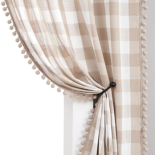 Treatmentex Pompom Buffalo Plaid Vorhänge 114,3 cm Küchenvorhänge, rustikales Bauernhaus, hellbraun und weiß kariert, Vorhänge für kleine Fenster, Keller, Badezimmer, Stangentasche, 2 Stück Treatmentex Pompom Buffalo Plaid Vorhänge 114,3 cm Küchenvorhänge, rustikales Bauernhaus, hellbraun und weiß kariert, Vorhänge für kleine Fenster, Keller, Badezimmer, Stangentasche, 2 Stück von Treatmentex
