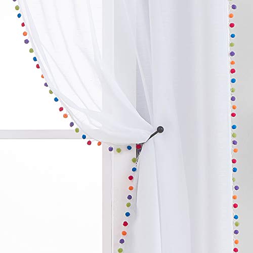 Treatmentex Transparente weiße Vorhänge mit mehrfarbigen Pompon-Vorhängen für Kleinkinder, 213,4 cm lang, Leinenstruktur, dekoratives Kinderzimmer, Fenster-Vorhänge, 132,1 cm breit, 1 Paar von Treatmentex