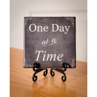 Eines Tages Auf Ein Zeit-Platte Mit Ständer von TreeBudsDesigns