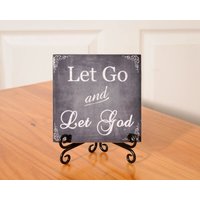 Lassen Sie Gehen Und Gott Fliese Mit Ständer von TreeBudsDesigns