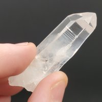 Wasserklarer Lemurian Quarz Kristall Mit Weißen Phantomen Aus Kolumbien, 14, 9 Gramm von TreeFortBazaar