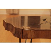 Verkauft Live Edge Runder Nussbaum Couchtisch. Verkauft von TreeStoryShop
