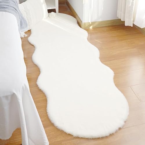 Treer Faux Lammfell Schaffell Teppich, Lammfellimitat Teppich Longhair Fell Optik Nachahmung Wolle Bettvorleger Kunstfell Dekofell Sofa Matte für Schlafzimmer Nachttisch (60cm*200cm,Cremeweiß) von Treer