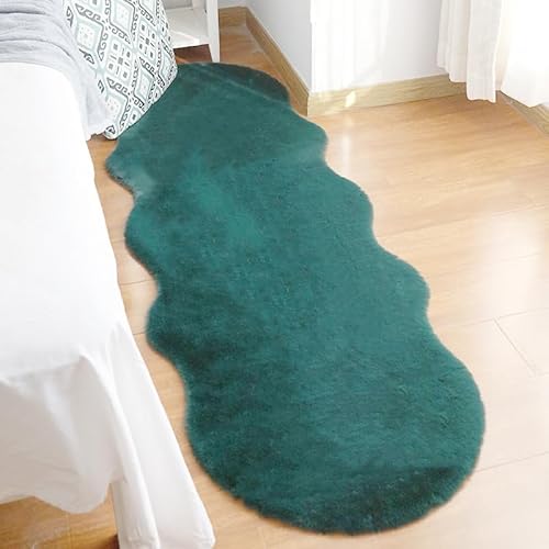 Treer Faux Lammfell Schaffell Teppich, Lammfellimitat Teppich Longhair Fell Optik Nachahmung Wolle Bettvorleger Kunstfell Dekofell Sofa Matte für Schlafzimmer Nachttisch (60cm*200cm,Dunkelgrün) von Treer