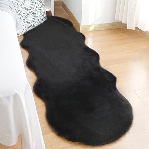 Treer Faux Lammfell Schaffell Teppich, Lammfellimitat Teppich Longhair Fell Optik Nachahmung Wolle Bettvorleger Kunstfell Dekofell Sofa Matte für Schlafzimmer Nachttisch (60cm*200cm,Schwarz) von Treer