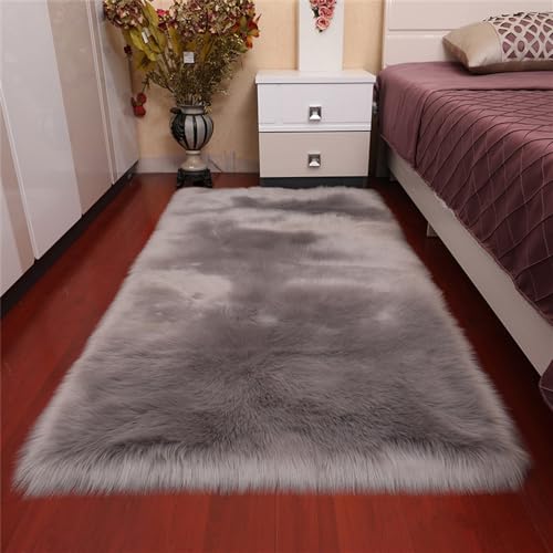 Treer Faux Lammfell Schaffell Teppich, Rechteck Lammfellimitat Teppich Longhair Fell Optik Nachahmung Wolle Bettvorleger Kunstfell Dekofell Sofa Matte (50 * 80cm,Grau) von Treer