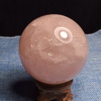 Handgeschnitzte Rosenquarz-Kristallkugel Heilendes Ball-Dekor von TreestonesByLunas