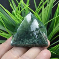 Polierte Grüne Moos Achat Quarz Kristall Pyramide Turm Punkt, Reiki Energie Generator Chakra Steine Heilung Jade Jaspis B1261 von TreestonesByLunas