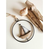 Maritimer Kranz Mit Einem Segelboot, Segelboot Aus Holz, Segekboot in Treibholzoptik, Maritime Dekoration, Türschmuck, Fensterschmuck von TreibholzundmeerShop