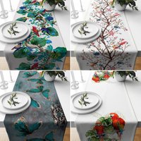 Blauer Schmetterling Sommer Trend Tischplatte, Florale Wohndekoration, Bunter Vogel, Housewarming Tischläufer, Rote Vogeluhr Tischläufer von TrendHomeDesign