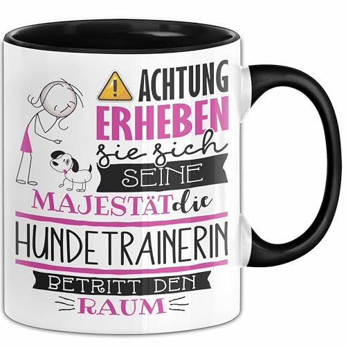 Hundetrainerin Tasse Geschenk Lustiger Spruch Bitte Erheben Sie Sich Seine Majestät Die Hundetrainerin Betritt Den Raum (Schwarz) von Trendation