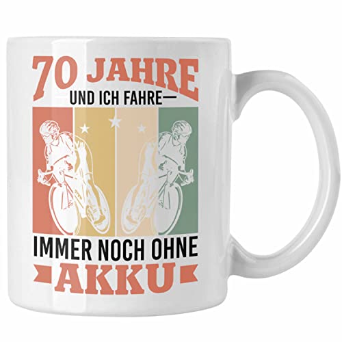 Trendation - 70 Jahre Und Ich Fahre Immer Noch Ohne Akku Tasse Geschenk für Rentner Radfaherer Rennrad Geschenkidee (Weiß) von Trendation