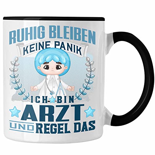 Trendation - Arzt Tasse Geschenk Lustiger Spruch Männer Ruhig Bleiben Arzt Krankenhaus Geschenkidee (Schwarz) von Trendation