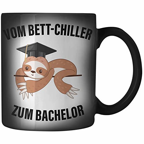 Trendation - Bachelor Geschenk Abschluss Zaubertasse Spruch Master Abitur Abi Graduation Bestanden Prüfung Vom Bett-Chiller zum Bachelor von Trendation