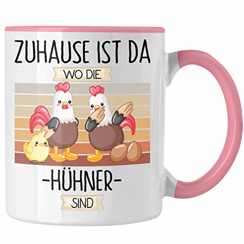 Trendation - Bauer Landwird Tasse Geschenk Geschenkidee Lustiger Spruch Zuhause Ist Da Wo Die Hühner Sind (Rosa) von Trendation