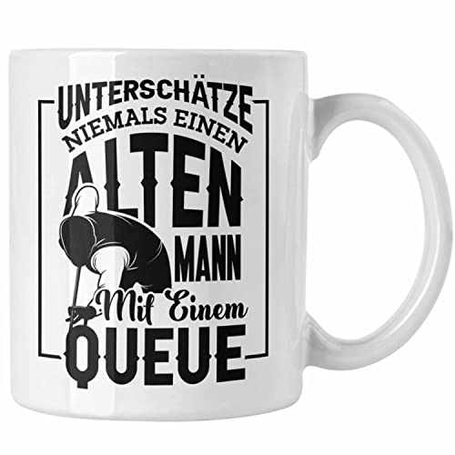 Trendation - Billard Pool Tasse Geschenk Unterschätze Niemals Einen Alten Mann Mit Einem Queue (Weiß) von Trendation