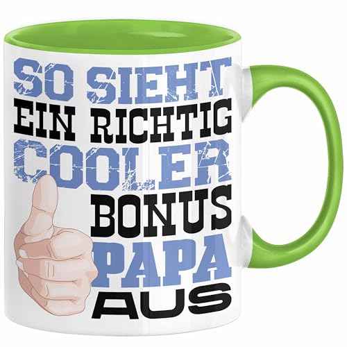 Trendation - Bonus Papa Tasse Stiefvater Geschenk Stiefvater Vatertag Lustiger Spruch So Sieht Ein Richtig Cooler Bonus Papa Aus (Grün) von Trendation