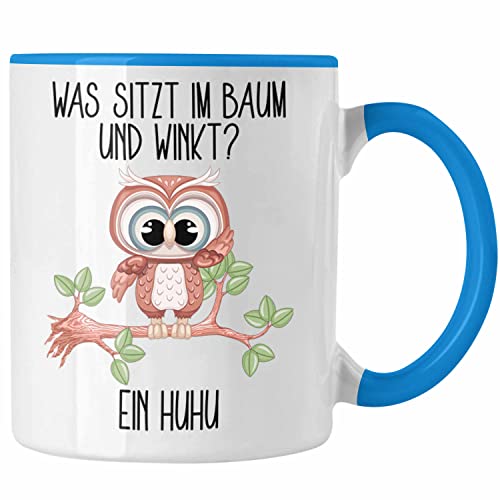 Trendation - Eule Tasse Geschenk Uhu Tasse Lustiger Spruch Was Sitzt Im Baum Und Winkt Kaffeetasse (Blau) von Trendation