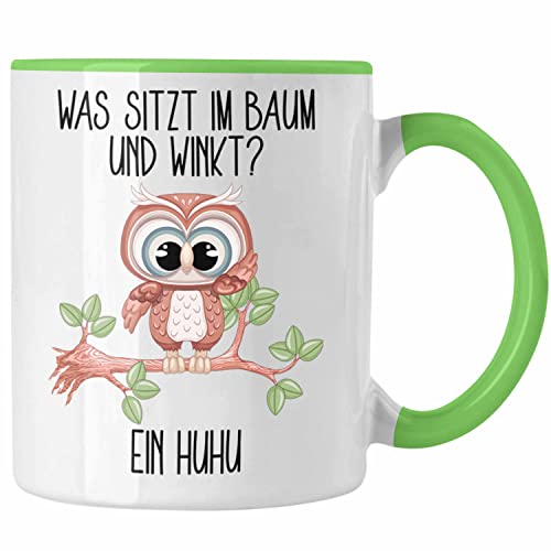 Trendation - Eule Tasse Geschenk Uhu Tasse Lustiger Spruch Was Sitzt Im Baum Und Winkt Kaffeetasse (Grün) von Trendation