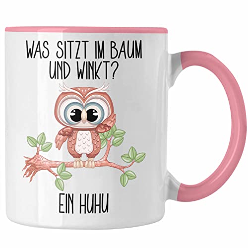 Trendation - Eule Tasse Geschenk Uhu Tasse Lustiger Spruch Was Sitzt Im Baum Und Winkt Kaffeetasse (Rosa) von Trendation
