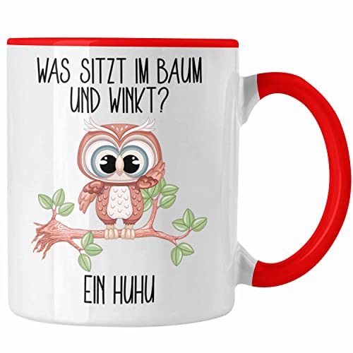 Trendation - Eule Tasse Geschenk Uhu Tasse Lustiger Spruch Was Sitzt Im Baum Und Winkt Kaffeetasse (Rot) von Trendation