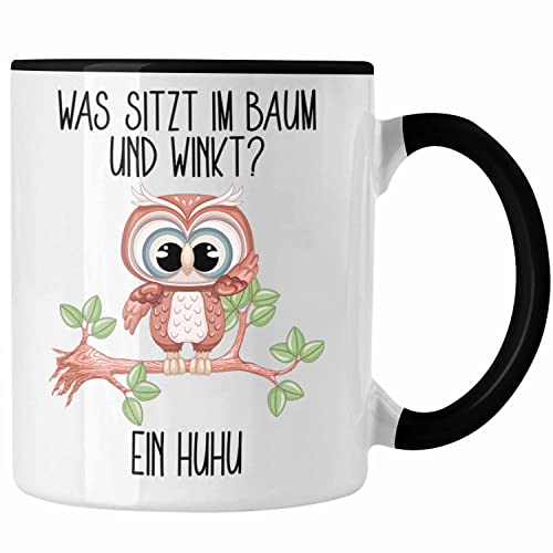 Trendation - Eule Tasse Geschenk Uhu Tasse Lustiger Spruch Was Sitzt Im Baum Und Winkt Kaffeetasse (Schwarz) von Trendation