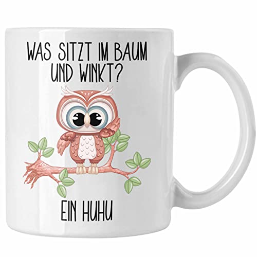 Trendation - Eule Tasse Geschenk Uhu Tasse Lustiger Spruch Was Sitzt Im Baum Und Winkt Kaffeetasse (Weiß) von Trendation