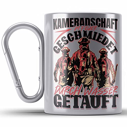 Trendation - Feuerwehr Edelstahl Tasse Karabiner Geschenke Zubehör Lustig Einsatz Geburtstag Spruch Durch Wasser Getauft (Silber) von Trendation