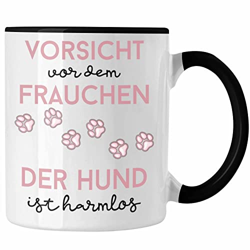 Trendation - Frauchen Tasse Geschenk Hunde Geschenkidee Lustig Vorsicht Vor Frauchen Der Hund Ist Harmlos Spruch (Schwarz) von Trendation