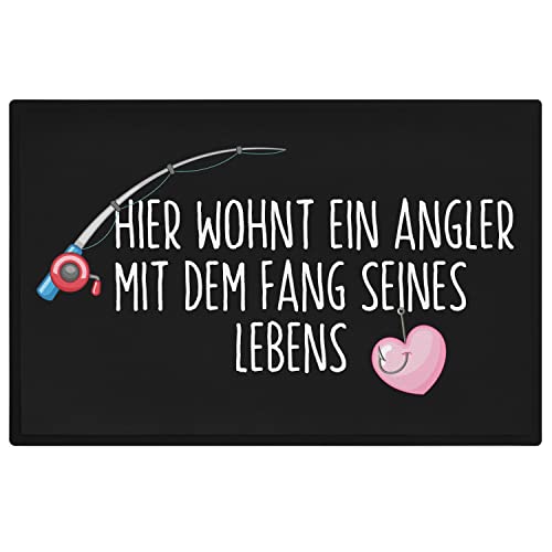 Trendation - Fußmatte Angler Geschenk Angeln Lustiger Spruch Fussmatte 60x40 cm Hier Wohnt EIN Angler Mit Dem Fang Seines Lebens Trendation - Fußmatte Angler Geschenk Angeln Lustiger Spruch Fussmatte 60x40 cm Hier Wohnt EIN Angler Mit Dem Fang Seines Lebens von Trendation