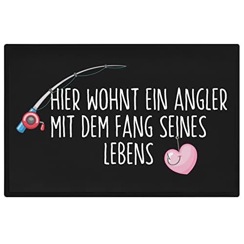 Trendation - Fußmatte Angler Geschenk Angeln Lustiger Spruch Fussmatte 60x40 cm Hier Wohnt EIN Angler Mit Dem Fang Seines Lebens von Trendation