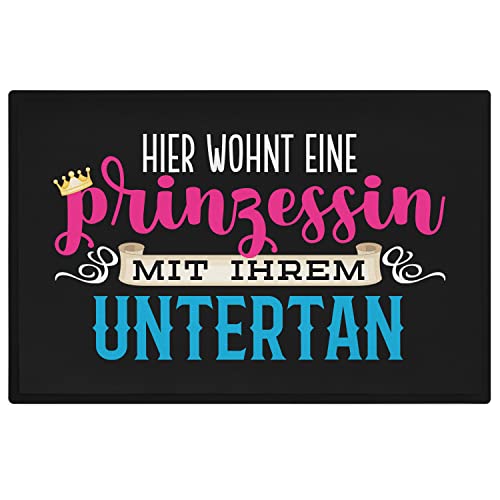 Trendation - Hier Wohnt Eine Prinzessin Mit Ihrem Untertan Lustige Fußmatte Geschenk Freund Lustiger Spruch 60x40 cm von Trendation